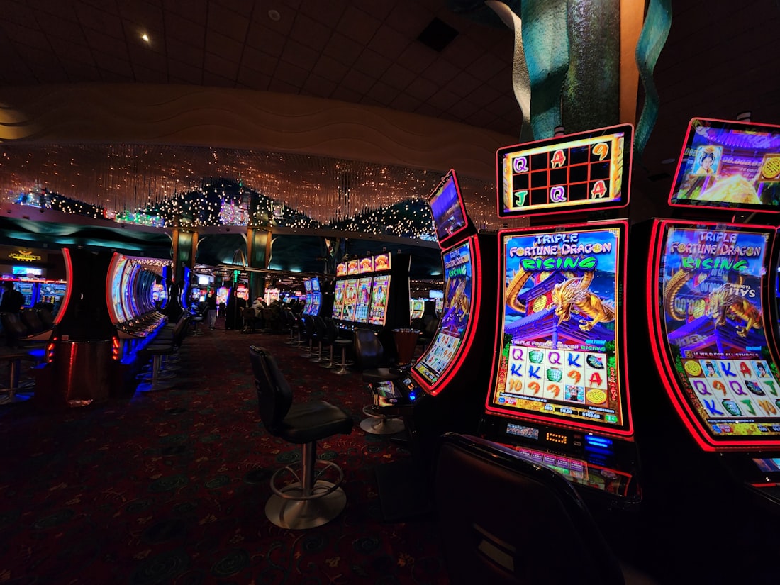 Meja kasino dengan kartu dan chip di studio live casino