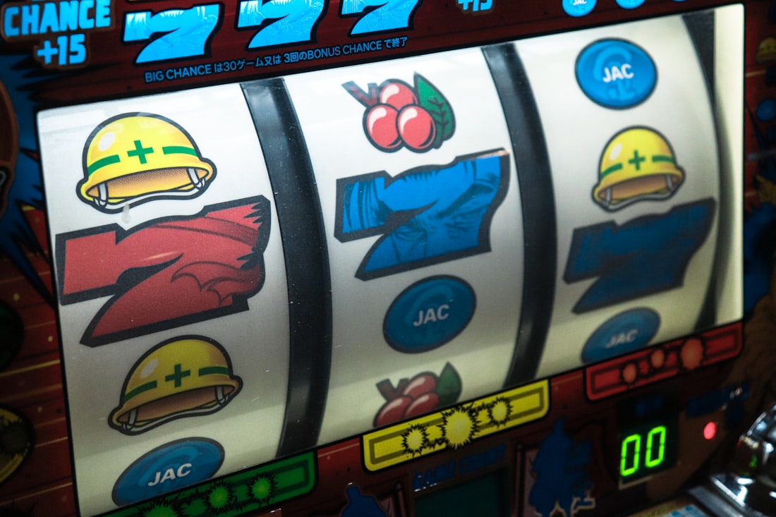 Layar mesin slot menampilkan simbol tujuh sebagai kombinasi tertinggi